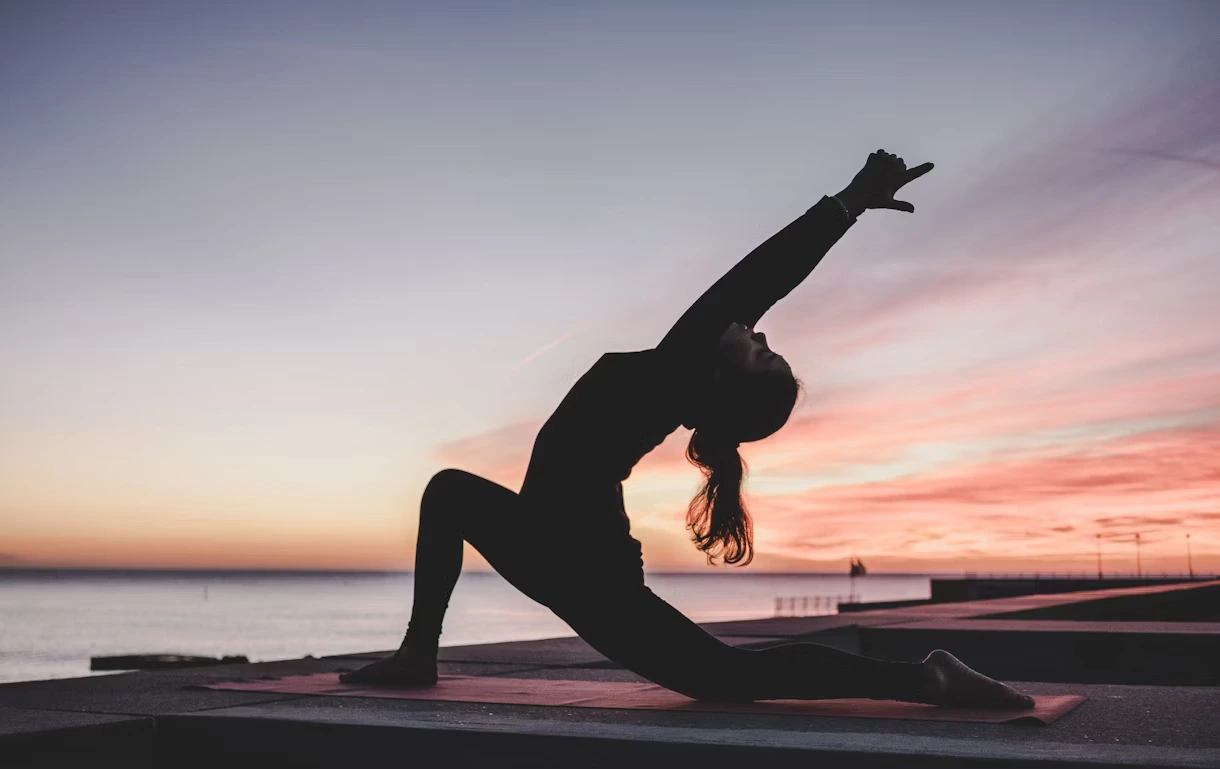 Frau in Yoga-Pose, die innere Ruhe ausstrahlt