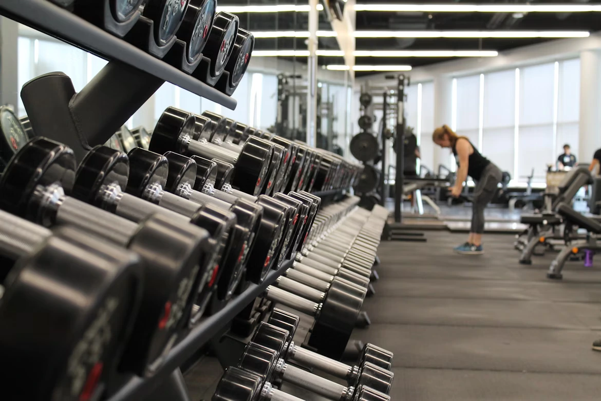 Person mit moderner Trainingsausrüstung